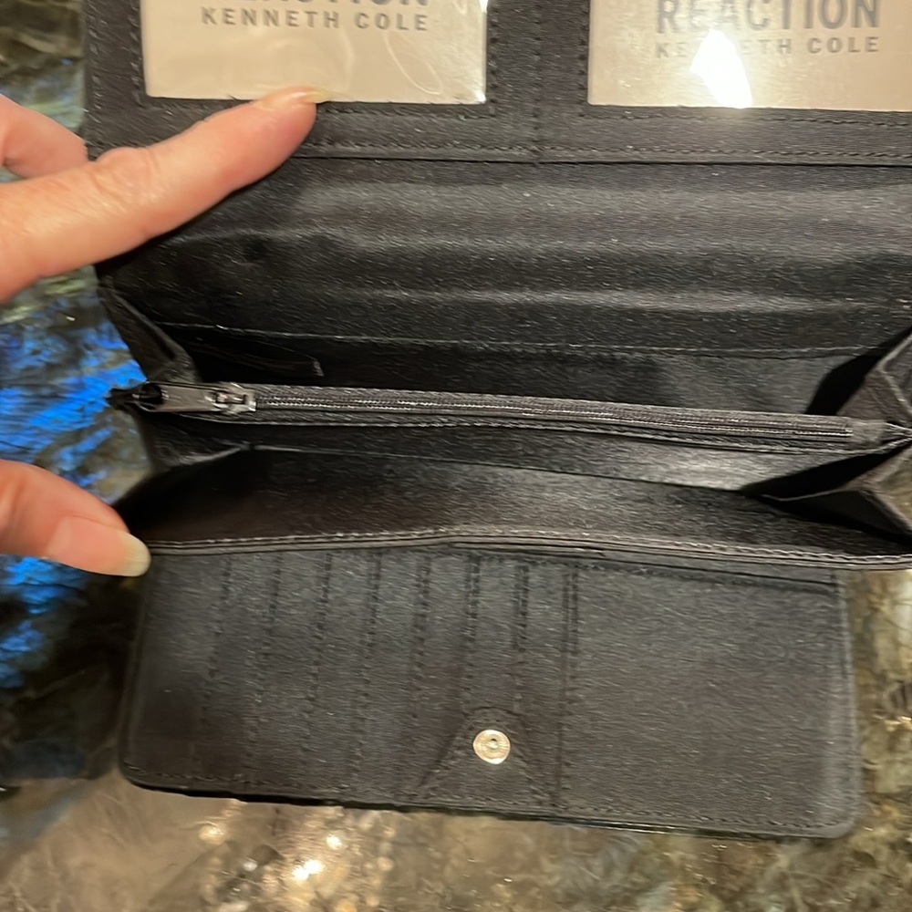 Kenneth Cole Reaction Wallet - NWT - Picture 3 of 4